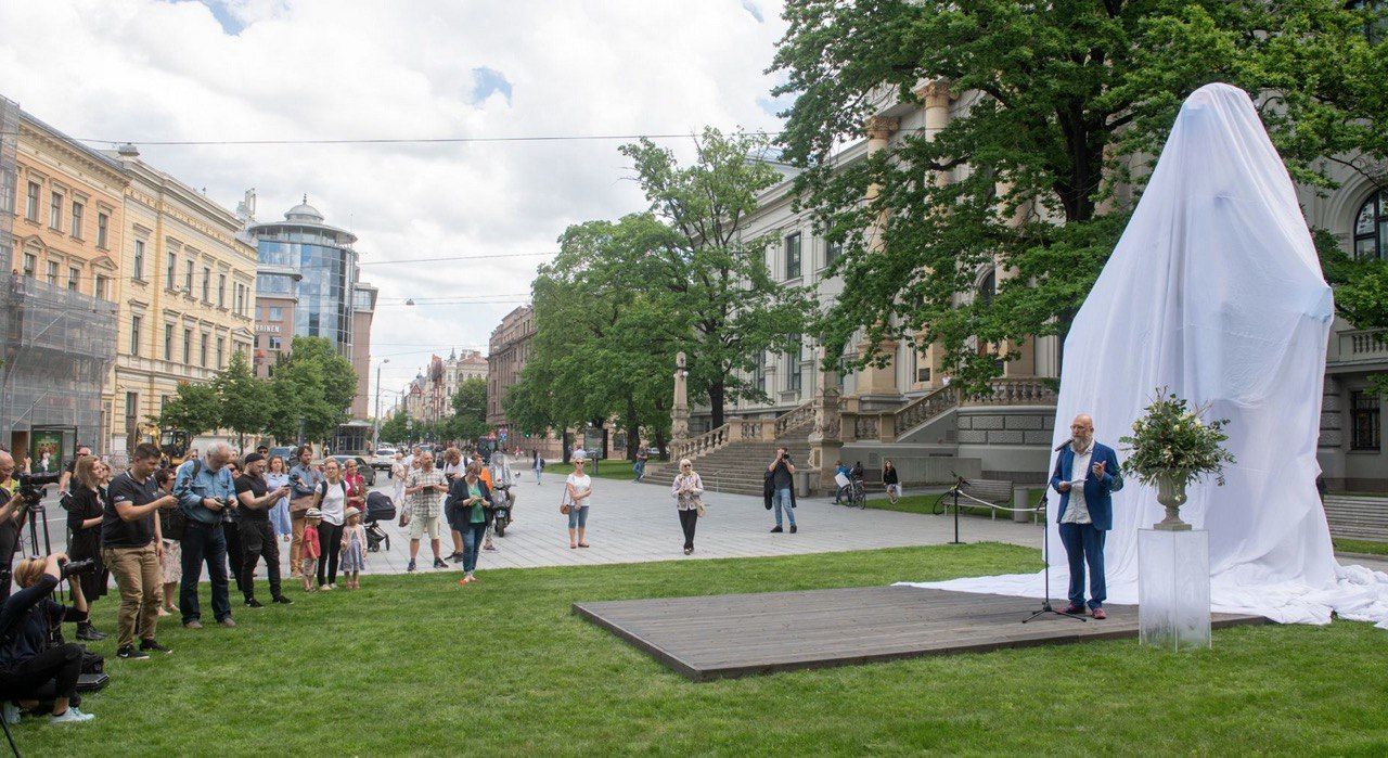 В Риге открыли шестиметровую скульптуру «Медики - миру»