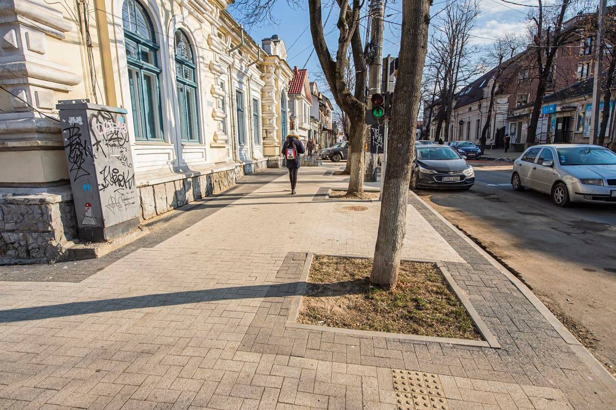 Продолжается ремонт тротуара на улице А. Щусева