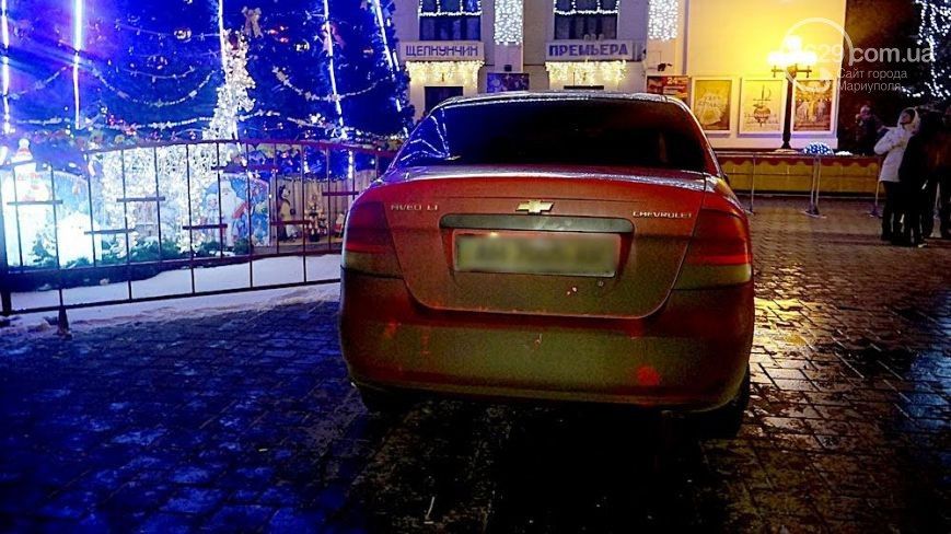 В Мариуполе пьяный коп въехал в городскую елку