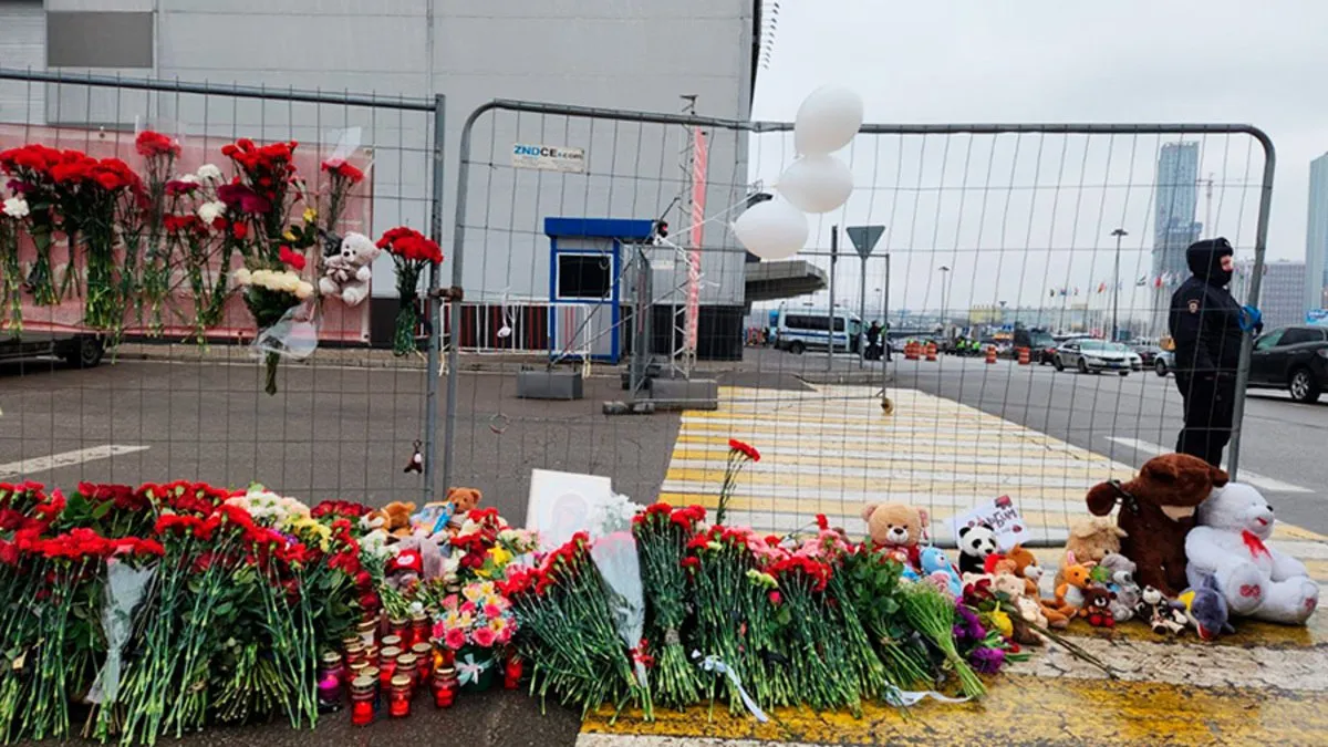 У «Крокус Сити Холла» возлагают цветы: в России - день траура