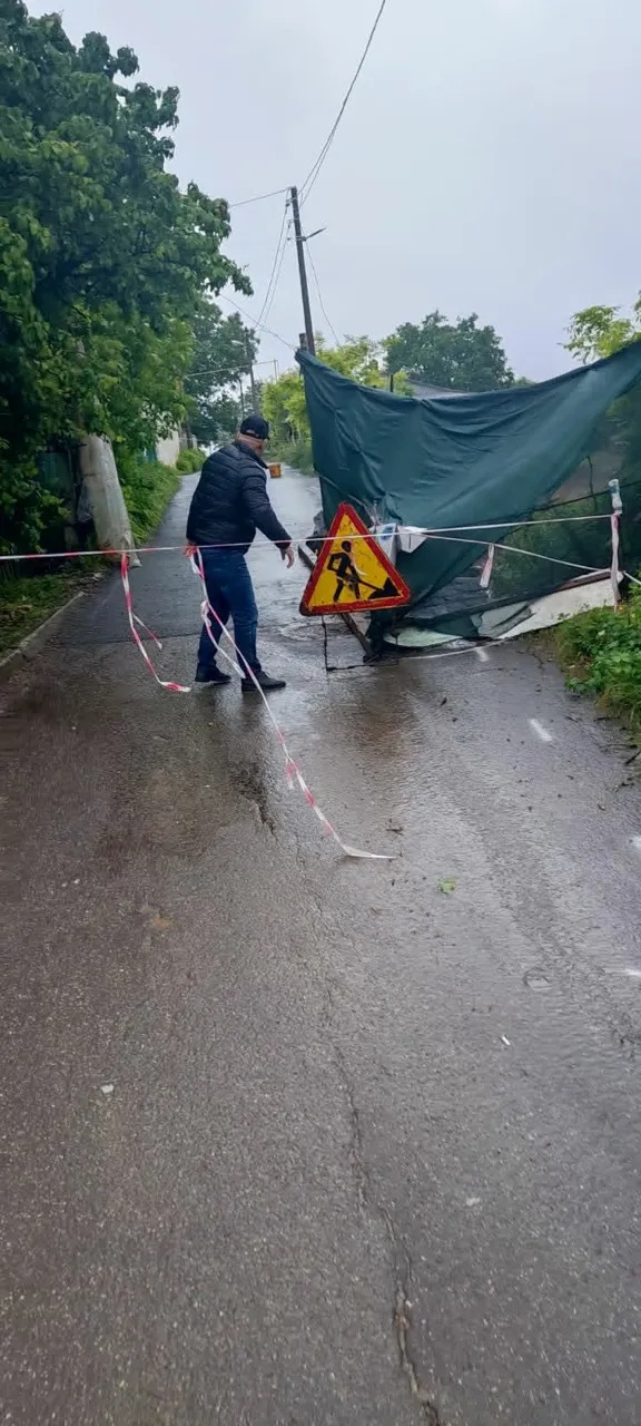 В Яловенах частично обрушился участок дороги рядом со стройкой