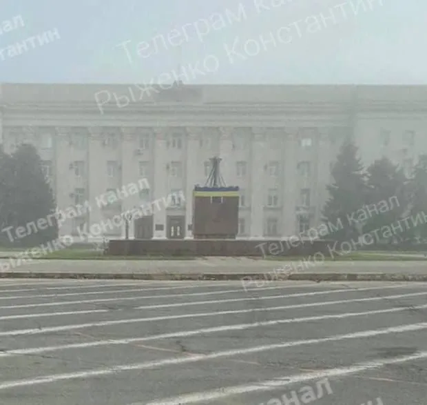 Перед зданием Херсонской областной администрации появился флаг Украины