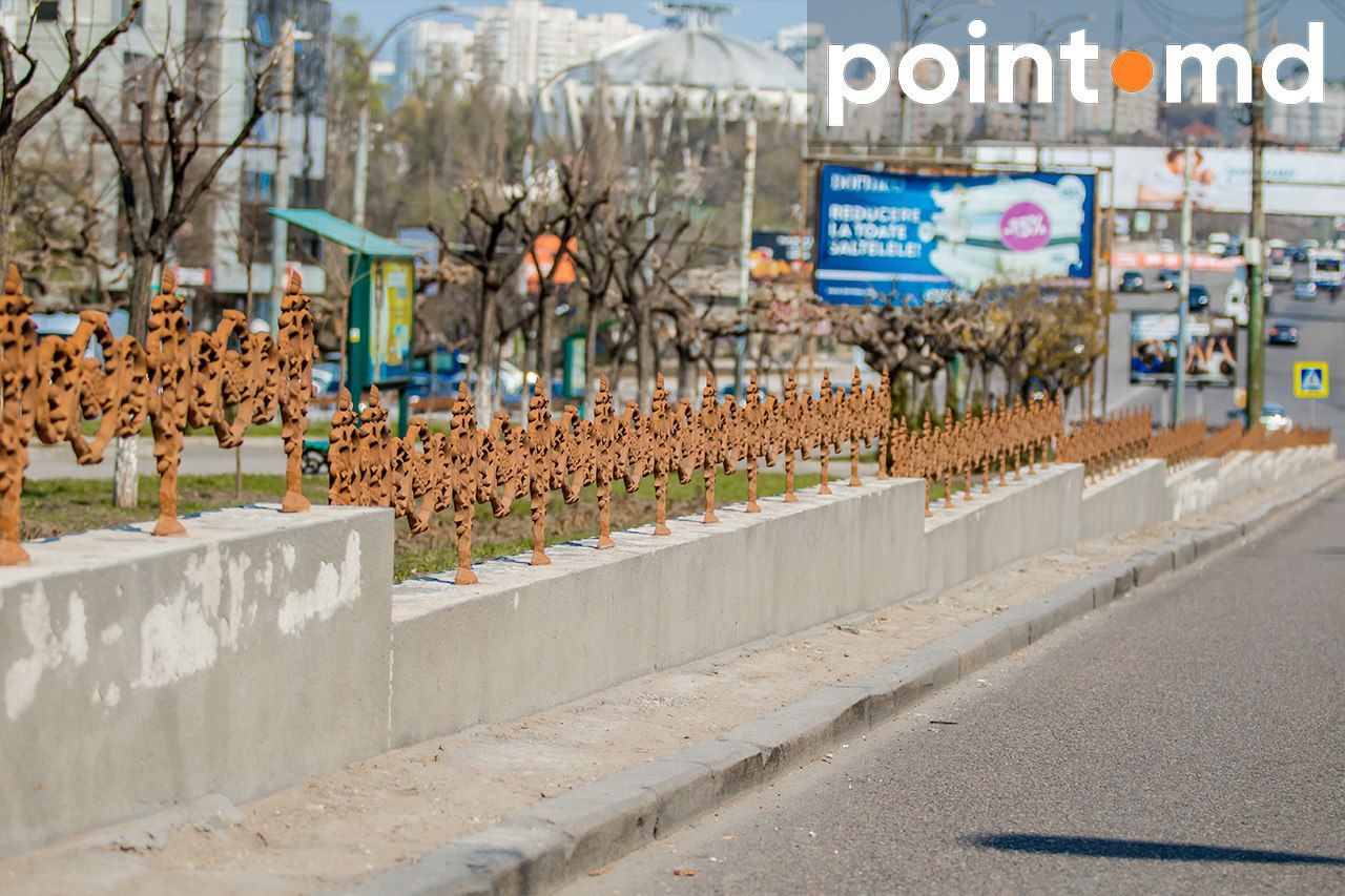Декоративное ограждение на столичном бульваре Григоре Виеру вновь повреждено