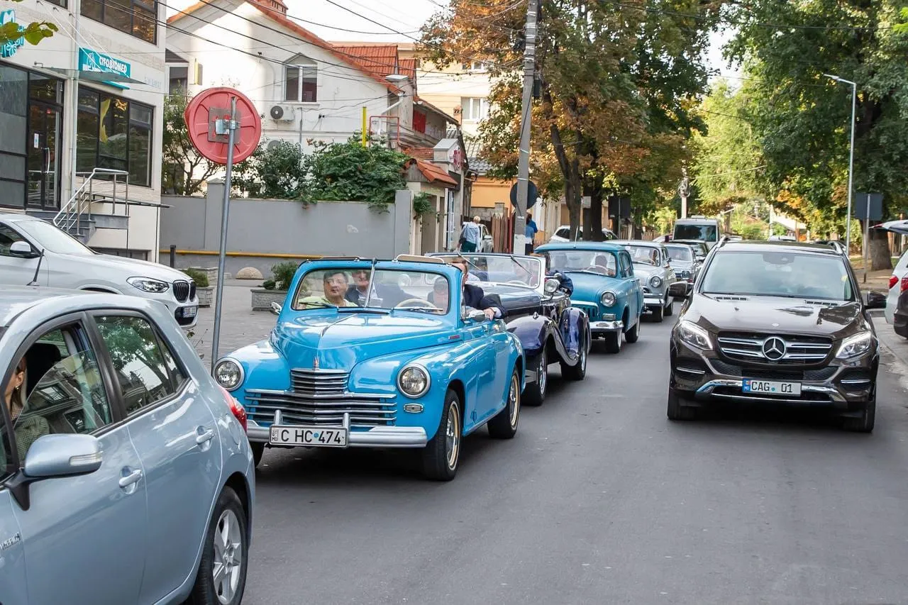 Додон и Влад Батрынча приняли участие в автопробеге раритетных машин