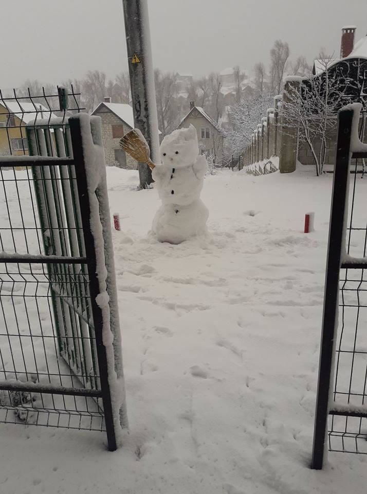 Iarna în satele Moldovei. La Tohatin, babă de zăpadă de trei metri