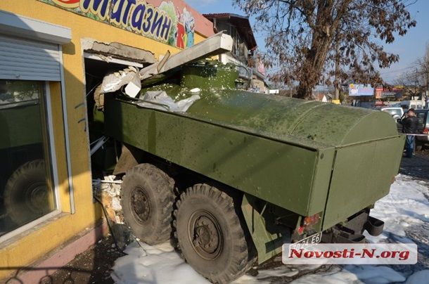 В Николаеве армейский бензовоз въехал в зоомагазин