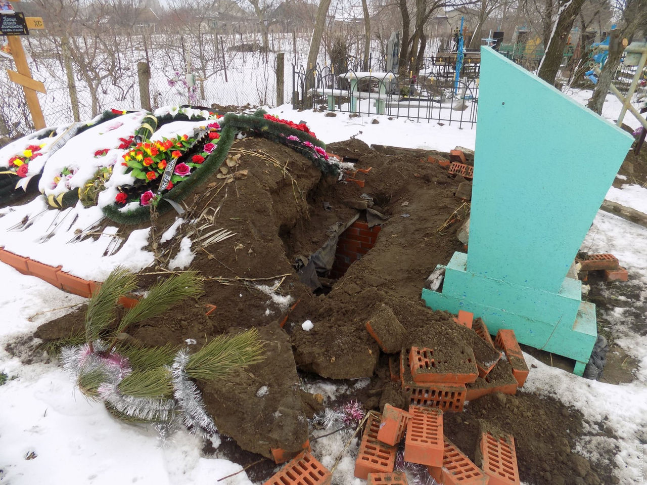 Под Одессой вандалы разрыли склеп и устроили посиделки рядом с гробом