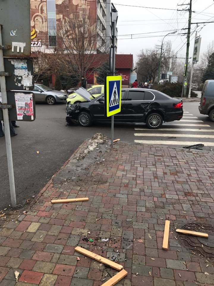 Microbuz de pe ruta 192 s-a ciocnit violent cu un automobil