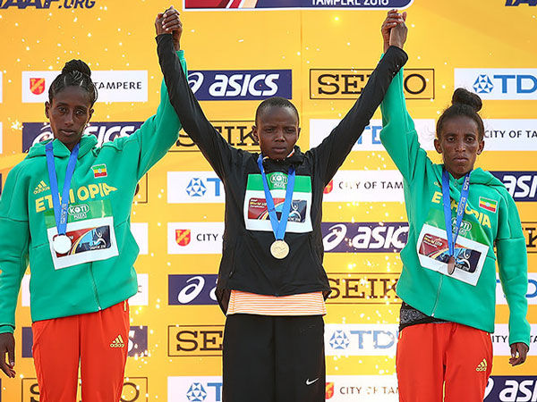 Сеть поразило фото 16-летней эфиопки, которая выглядит как пенсионерка