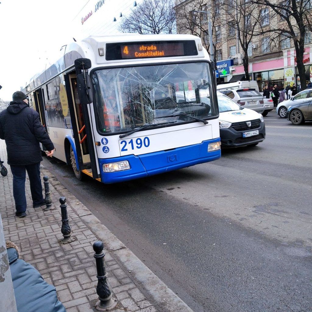 В центре Кишинева троллейбус сбил мужчину