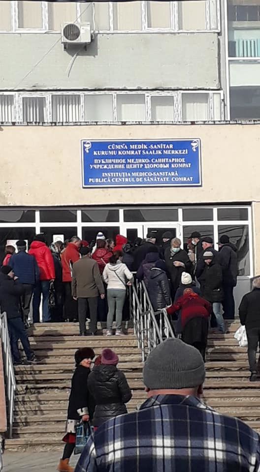 В Комрате выстраиваются очереди в поликлинике и банке