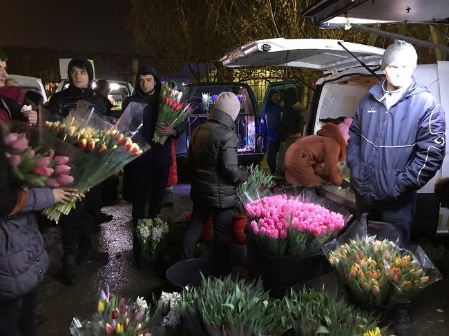 Мужчины “штурмуют” столичный цветочный рынок в преддверии 8 Марта