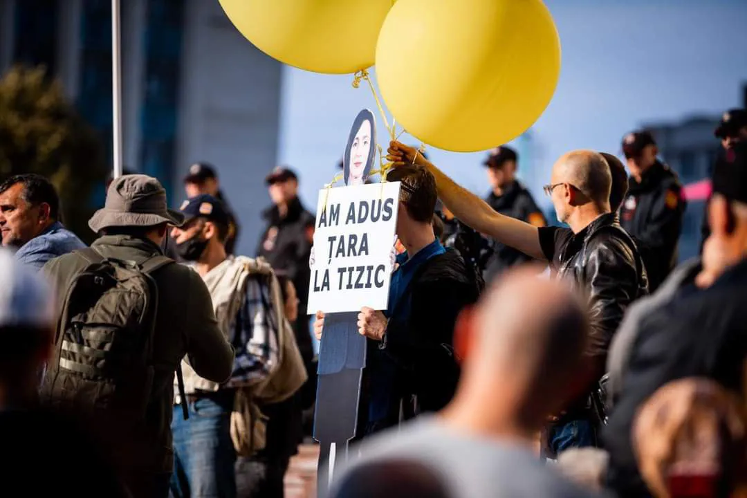 В Кишиневе на протесте запустили в небо картонную фигуру Майи Санду