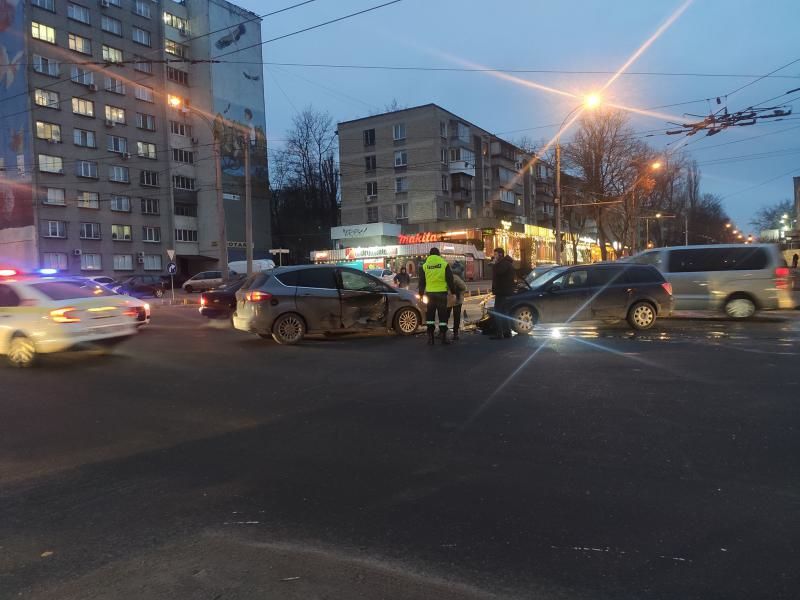 ДТП на Ботанике: два автомобиля столкнулись на перекрестке