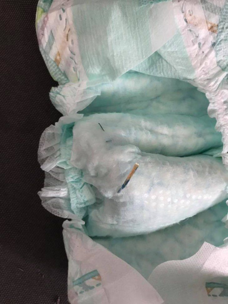 Şocant! Ce a găsit o mămică în scutecul de unică folosinţă cu care intenţiona să-şi schimbe copilul