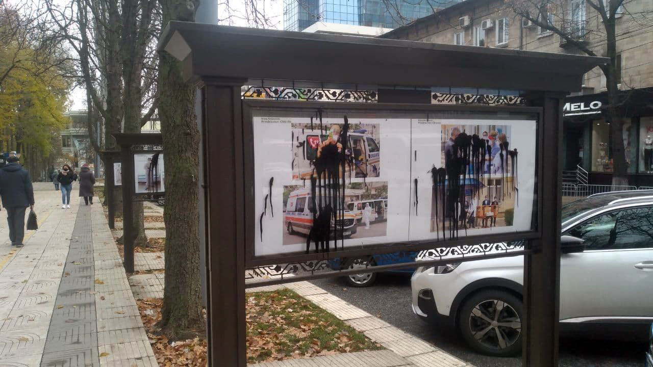 Вандалы осквернили панно с фотографиями врачей в центре Кишинева