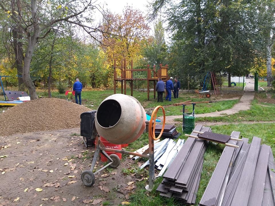 Во дворах Ботаники продолжают устанавливать детские площадки
