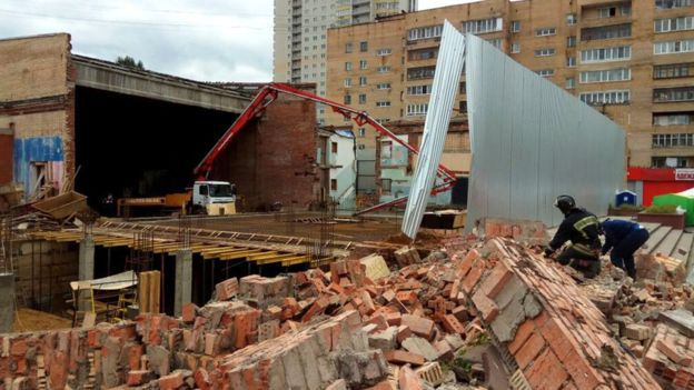 В Подмосковье часть бывшего кинотеатра обрушилась на людей