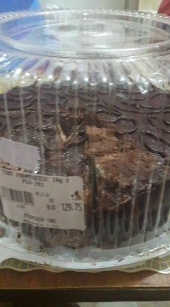Tort cu „surprize” într-un supermarket din capitală; Ce conţinea prăjitura cumpărată pentru ziua de naştere a unui copil