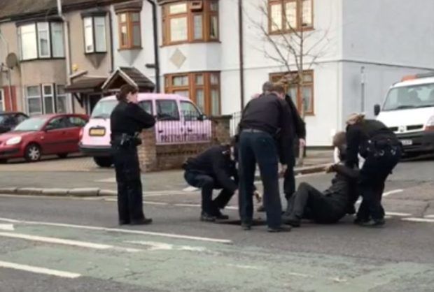 В Британии мужчина провалился в канализацию и блуждал там три дня
