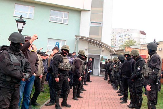 В Черкассах вооруженные люди заняли облэнерго