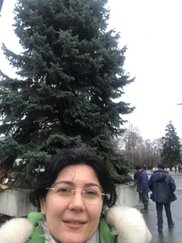 Сильвия Раду сфотографировалась на фоне елки и передала привет либералам