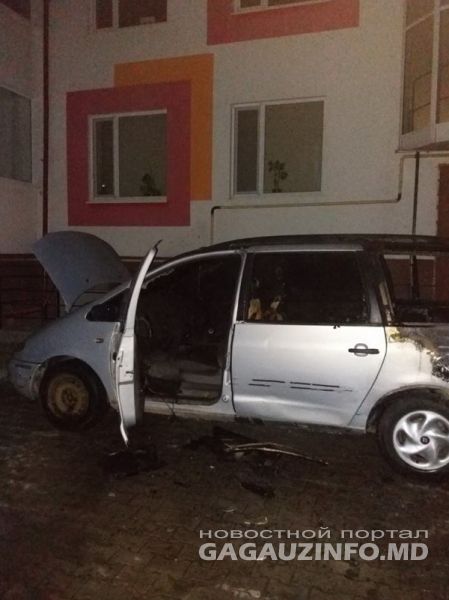 В Комрате сгорел припаркованный у многоэтажки автомобиль