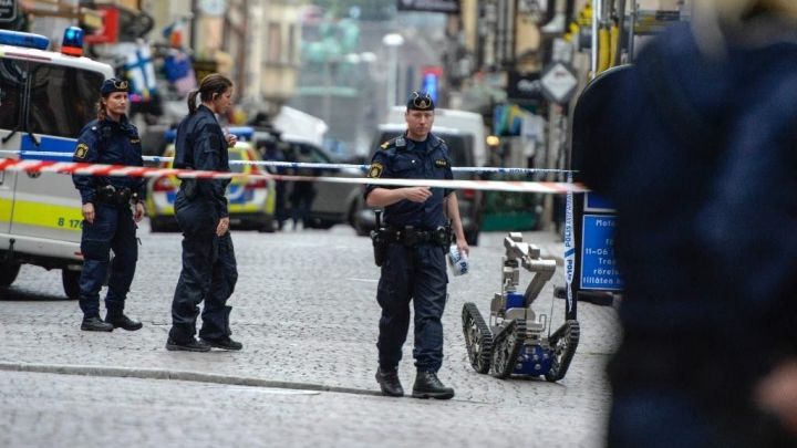 Un camion a lovit un grup de oameni, în centrul oraşului Stockholm: Trei persoane au murit