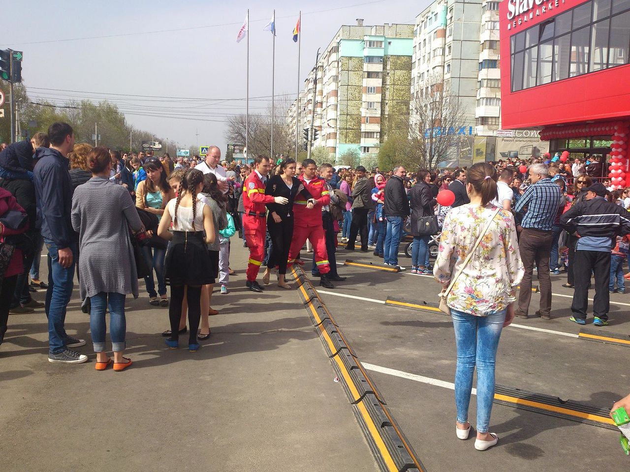 Polițiștii și salvatorii, solicitați la deschiderea unui magazin în Bălți