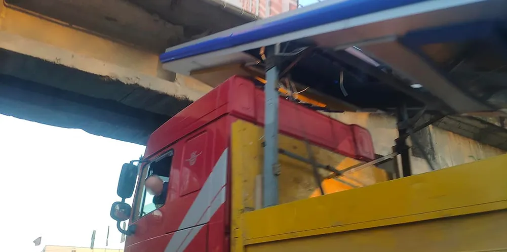 В Кишиневе конструкция, перевозимая на грузовике, уперлась в опору моста