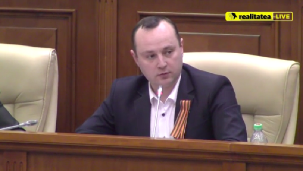 Socialiștii au venit cu Panglica Sfântul Gheorghe în Parlament