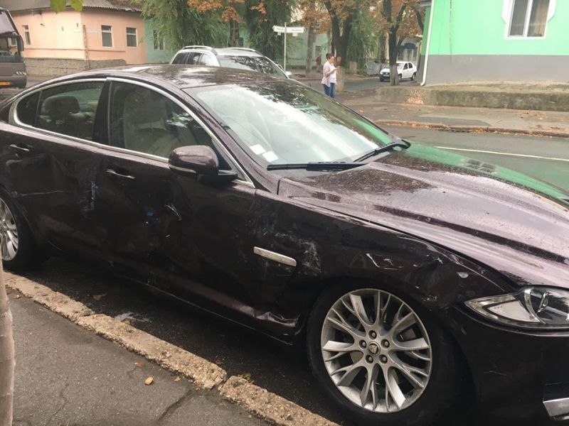 В центре Кишинева столкнулось три автомобиля: есть пострадавшие