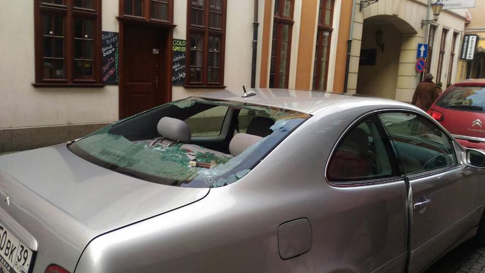 В Польше ищут хулиганов, забросавших камнями машину россиян