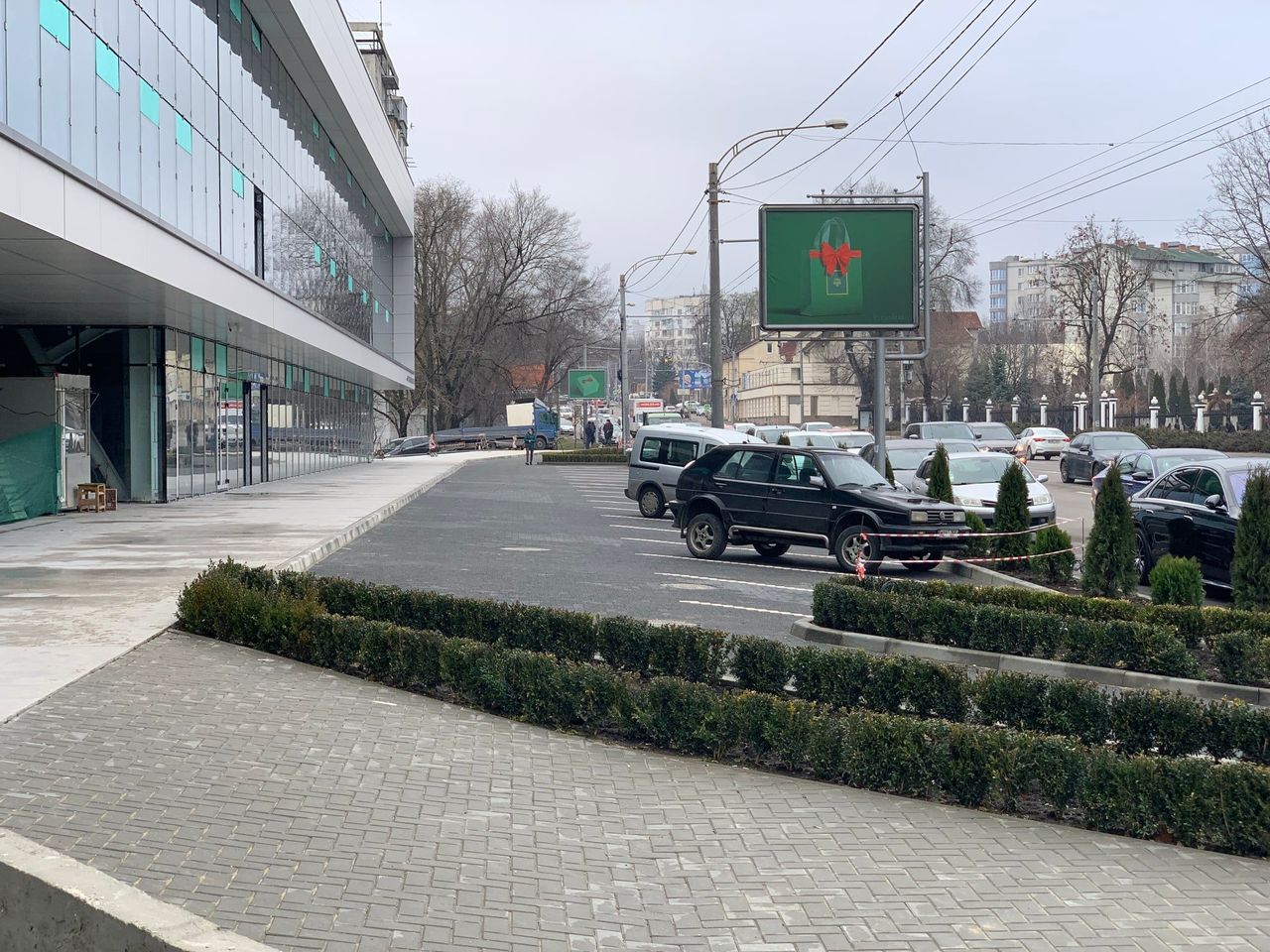 Киронда показал, как застройщик незаконно превратил тротуар в парковку