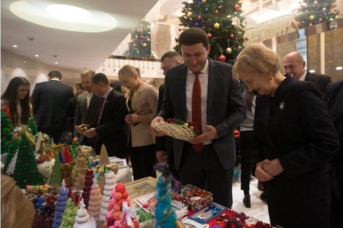 В парламенте открылась Рождественская ярмарка