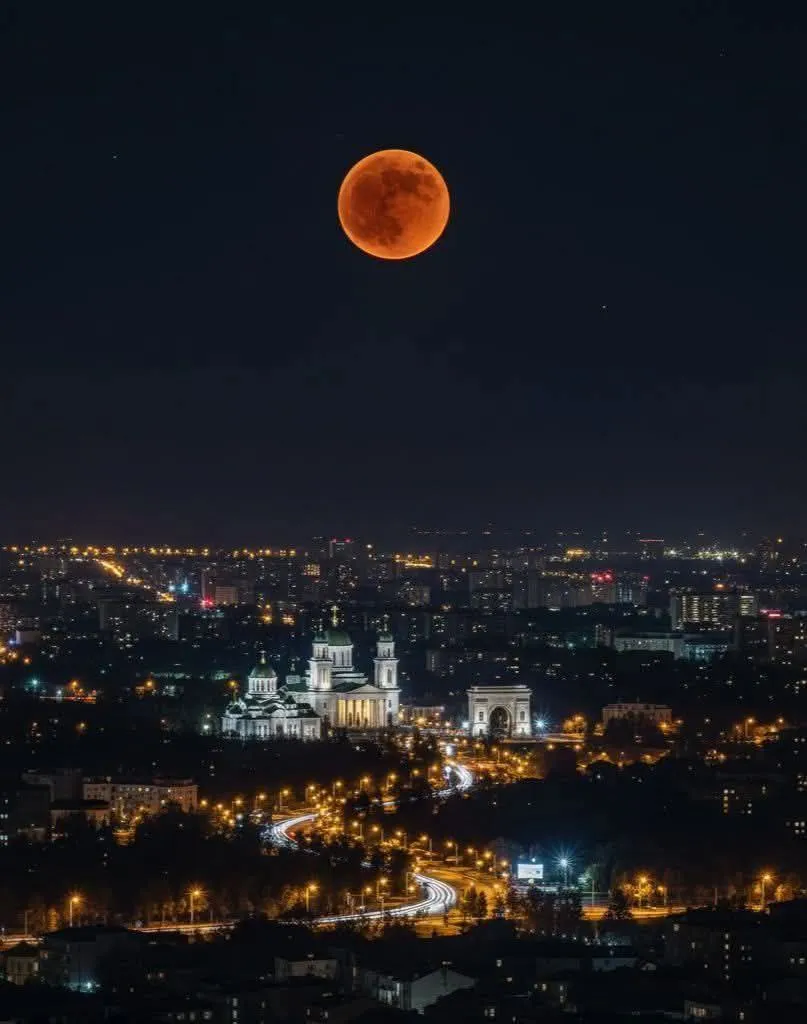 Жители Молдовы наблюдали редкое явление — "Кровавую луну"