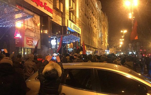 Радикалы громят Альфа-банк на Крещатике