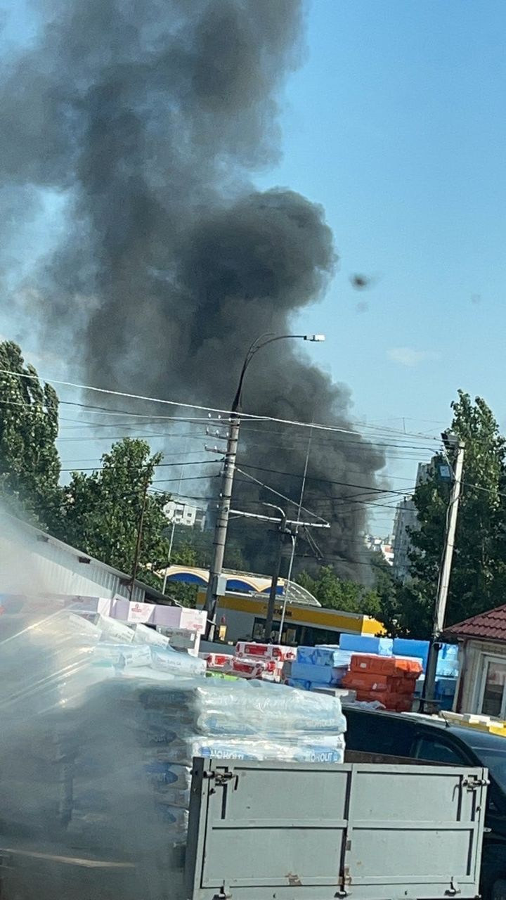В столице произошел пожар на складе