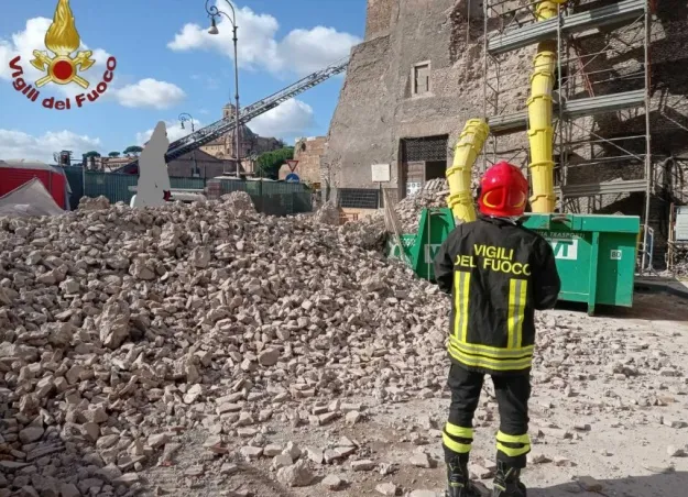 Turnul Torre dei Conti s-a prăbușit în centrul Romei: Mai multe persoane au rămas sub dărâmături