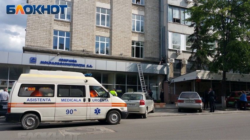 В центре Кишинева пришлось снимать с крыши неадекватную женщину