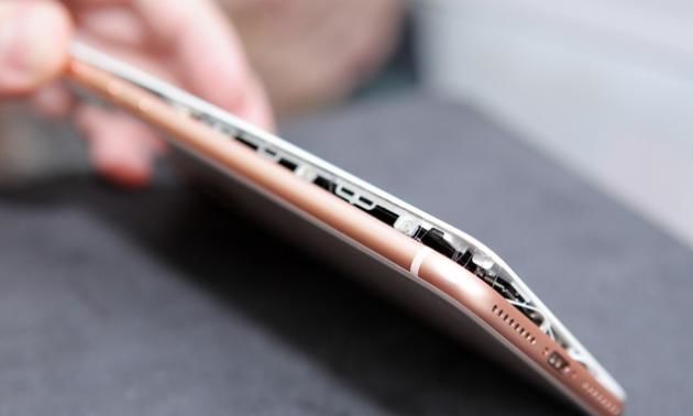 Новый iPhone 8 Plus взорвался во время зарядки