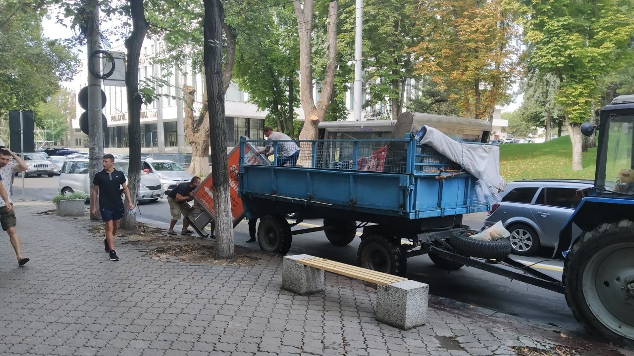 Более 10 рекламных панно были демонтированы и вывезены с улицы Пушкина