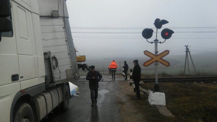 В Шолданештском районе произошла авария на железной дороге: поезд сбил фуру