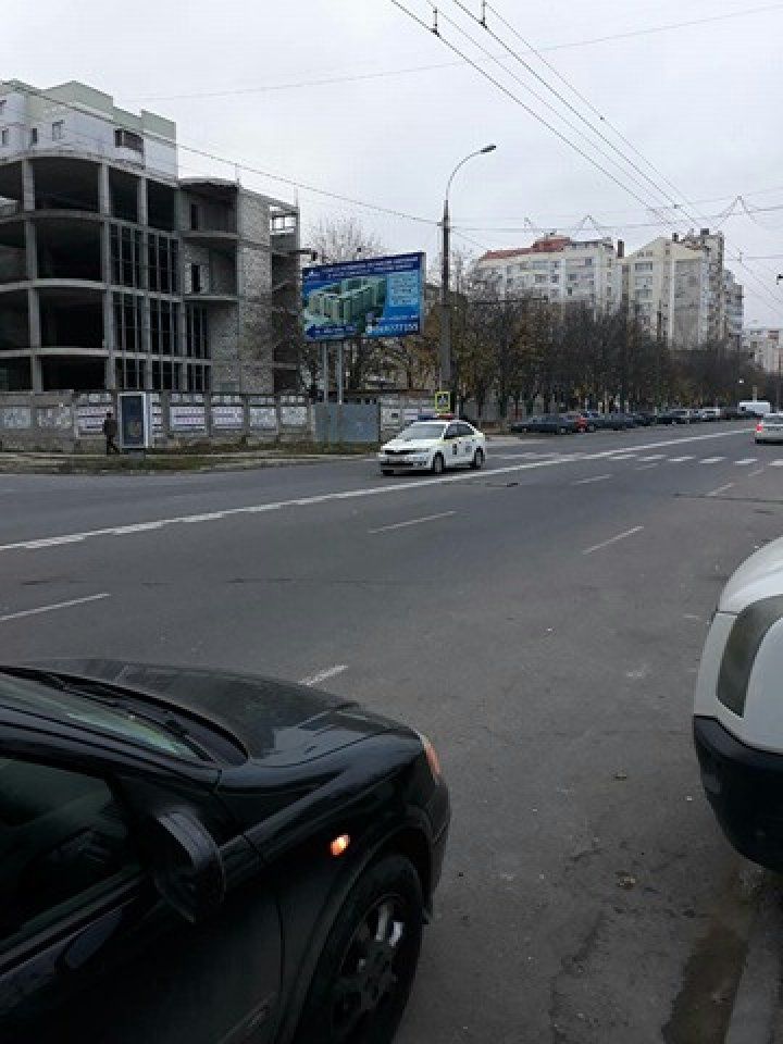 O mașină de poliție, surprinsă în timp ce mergea ziua cu farurile stinse