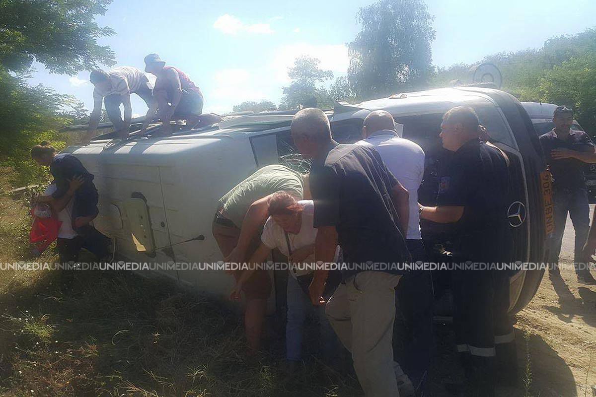 В Молдове вновь перевернулась маршрутка с пассажирами