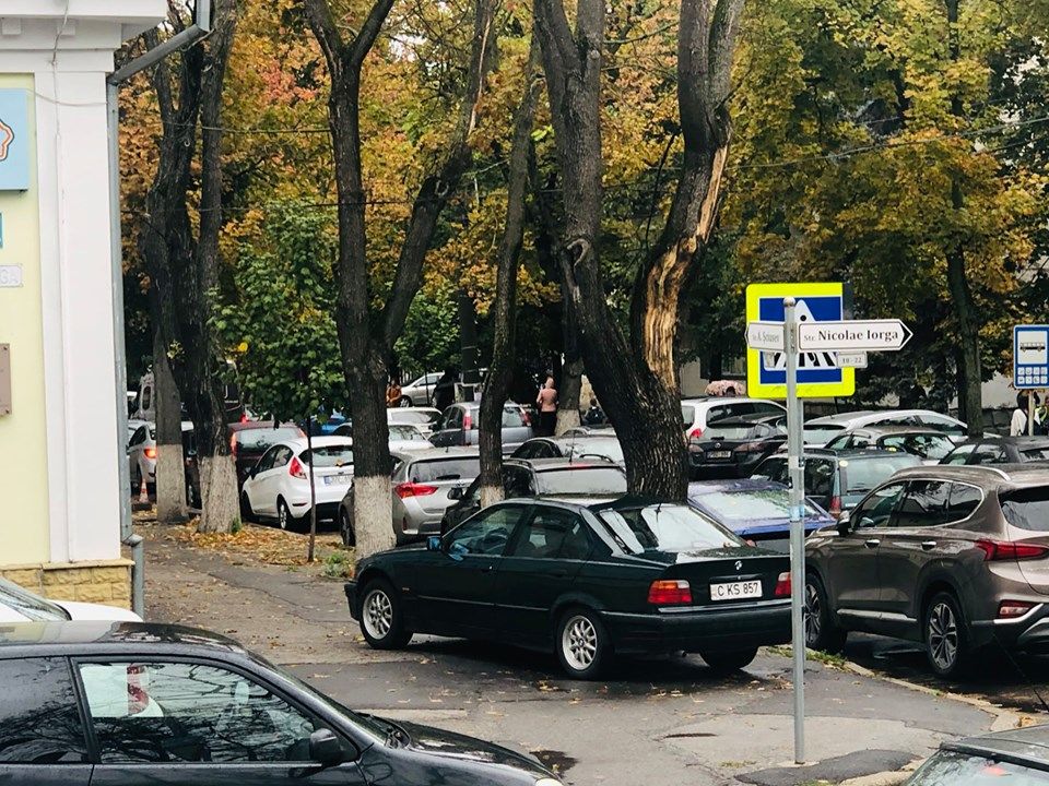 Автомобиль Киртоакэ был припаркован на тротуаре в центре столицы