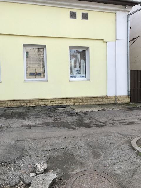 “Униря” вверх тормашками: курьезное фото сделали у офиса ЛП в Кишиневе
