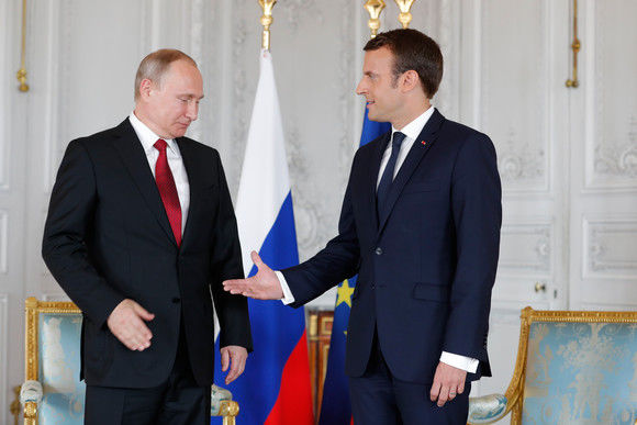 Moment stânjenitor între Macron și Putin la Versailles. Reacția liderului de la Kremlin