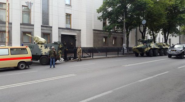 Во дворе Верховной Рады заметили бронетехнику