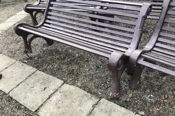 В Вулканештах неизвестные вандалы повредили парковые скамейки